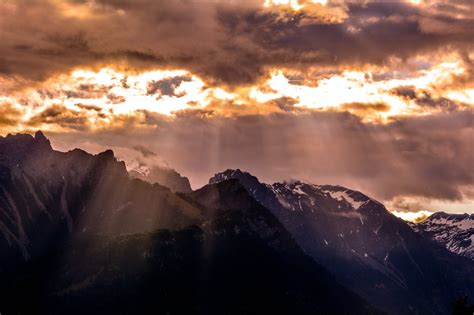 무료 이미지 경치 자연 수평선 구름 하늘 태양 해돋이 일몰 햇빛 아침 언덕 새벽 분위기 산맥 황혼
