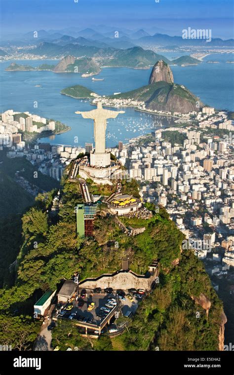 Vista Aérea De La Estatua Del Cristo Redentor En La Montaña De