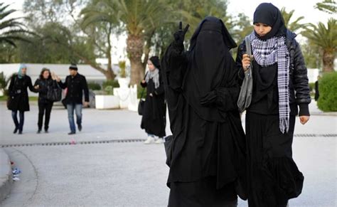 Tunisia Pm Bans Niqab In Public Institutions For Security Reasons