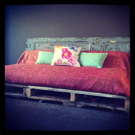 Daybed Made Out Of An Old Door And Pallets Pallet Daybed Diy Wood