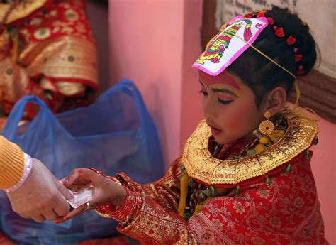 实拍尼泊尔贝尔果婚礼 一场小女孩和水果的婚礼