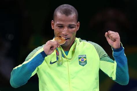 Ítalo ferreira, ganha o primeiro ouro para o brasil em tóquio (foto: Relembre 14 brasileiros que ganharam da medalha de ouro ...