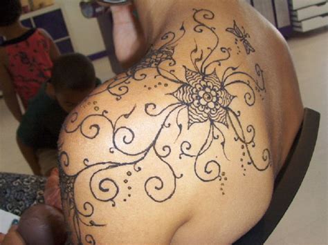 50 cute henna neck tattoos; Big Henna Tattoo Ideas On Left Shoulder - Inofashionstyle.com