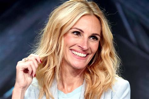 julia roberts jokes she s in exceptional company of those getting emmys snubs