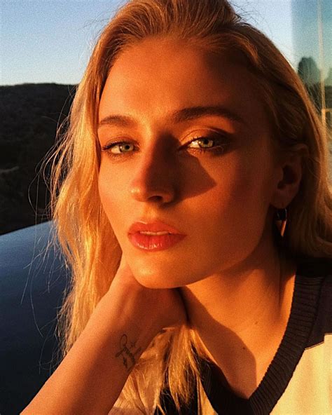 Sophie Turner Selfie In The Sun Myconfinedspace