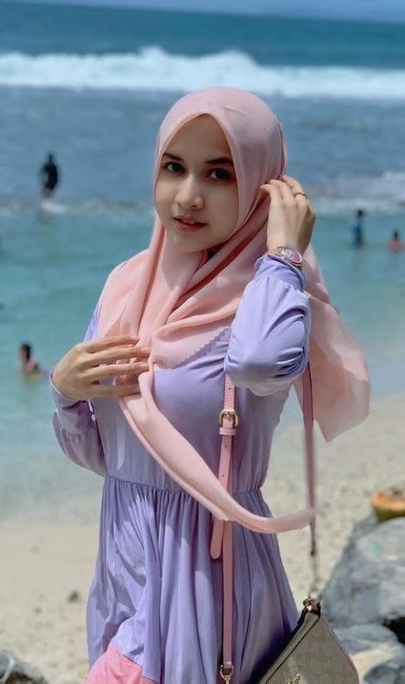 SIMPLY PRETTY AND BEAUTIFUL IN HIJAB SOMEWHERE OUT Tumbex