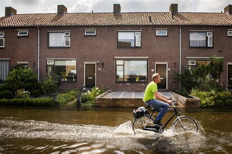 Veel wateroverlast door heftige regenbuien. Wateroverlast gaat duizenden euro's per inwoner kosten ...