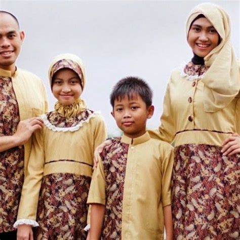 Couple sendiri lebih diminati karena pasar membutuhkannya. Baju Couple Muslim Bertiga Family : Jual Baju Muslim ...