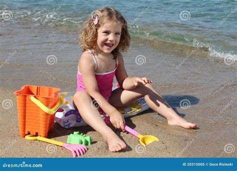 Petite Fille Jouant Sur La Plage Image Stock Image Du Joie Fouille