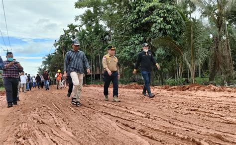 Al Haris Tinjau Jalan Siau Tanjab Timur Yang Rusak Parah