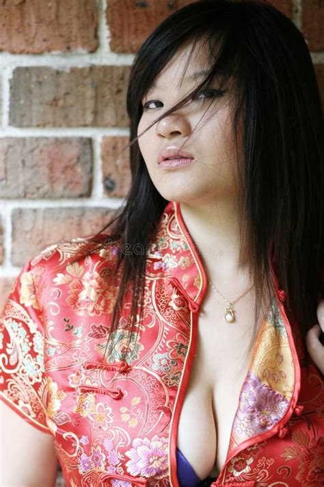 fille asiatique sexy regardant le visualisateur photo stock image du verticale configuration