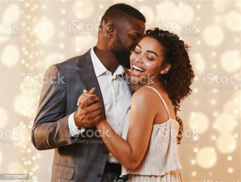 아름다운 행복한 검은 커플 댄스 에 현대 레스토랑 커플에 대한 스톡 사진 및 기타 이미지 커플 아프리카 민족 아프리카계