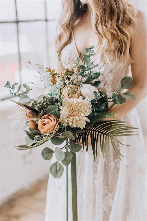 To bring elegance to her rustic vineyard wedding, bride alessia incorporated plenty of eucalyptus elements, gold decor and baby's breath. Natural freeform bouquet, Protea Bouquet with Dried ...