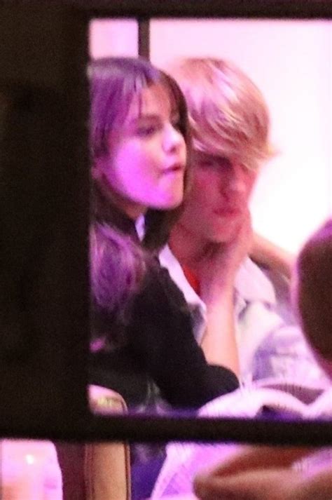 exclusive justin bieber and selena gomez are all loved up on a romantic valentine s day date