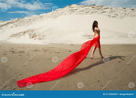 Attraktive Nackte M Dchen Mit Roten Schal Auf Sand Stockfoto Bild Von
