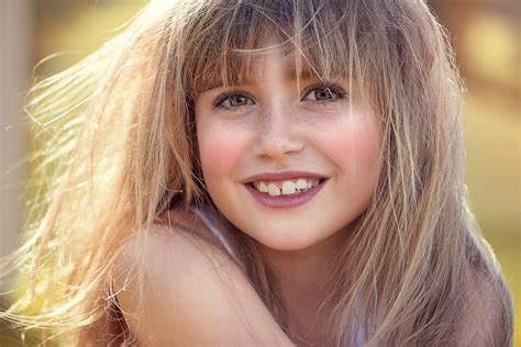 Bakgrunnsbilder Jenter Mørk blond Smil Søte vakker Barn Hår Andlet