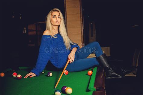Gorgeous Blonde Lady Plays Billiard On The Pool Table Stock Image Image Of Playing