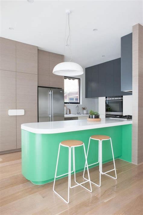 Esta cocina pequeña moderna esta decora en color blanco y negro. Decoracion de cocinas a todo color - 78 ejemplos