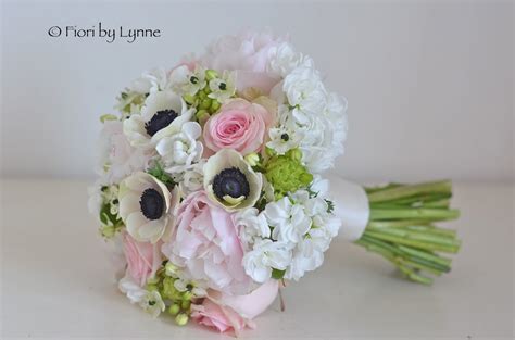 Simple wedding bouquets are an emerging trend in the bridal industry as more couples prefer an elegant, understated celebration rather than the elaborate. Wedding Flowers Blog: Marcia's Wedding Flowers, Trafalgar Park