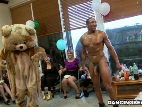 Alaina s Dancing Bear Anniversaire une fête avec des Grosse Bite strip teaseuses Hommes