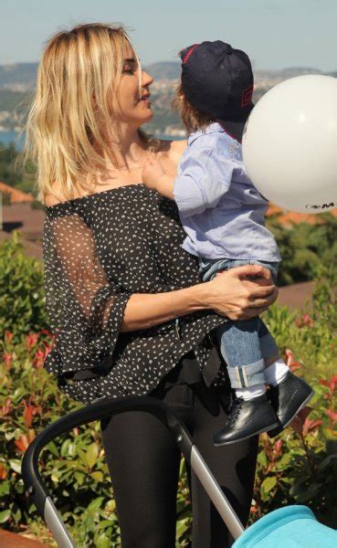 Sunucu ece erken evli avukat şafak mahmutyazıcıoğlu ile birlikte olduğunu önceki hafta itiraf geçtiğimiz haftalarda sunucu ece erken'in evli ve iki çocuk babası şafak mahmutyazıcıoğlu ile aşk. Ece Erken oğlu Eymen ile poz verdi