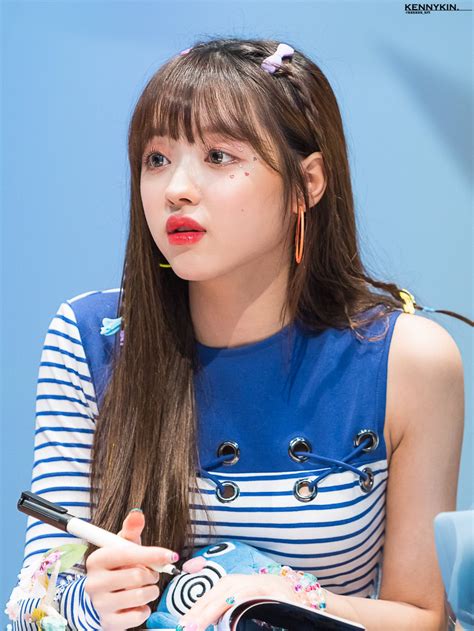 OH MY GIRL YooA 유아 Yoo ShiA 유시아 at S Plex Center Bungee fansign 에스플렉스센터 팬사인회 샷샤