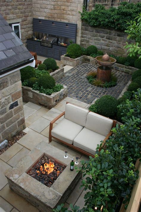 Urban Courtyard For Entertaining Homify Small Backyard Landscaping