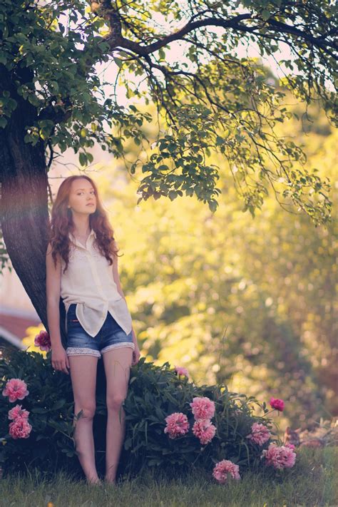 무료 이미지 나무 식물 소녀 태양 여자 사진술 목초지 햇빛 꽃 봄 가을 로맨스 신부 시즌 의식
