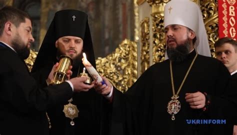 По традиции огонь привезут в российскую столицу вечером 1 мая, к ночному богослужению в. Благодатний вогонь доставили до Володимирського і ...