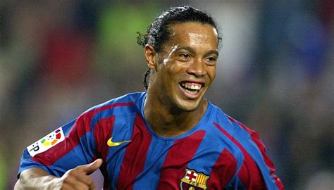 Ronaldo de assis moreira (born 21 march 1980), commonly known as ronaldinho gaúcho or simply ronaldinho, is a brazilian former professional footballer and . 🎥 | Genieten! Elke goal die Ronaldinho ooit voor Barcelona ...