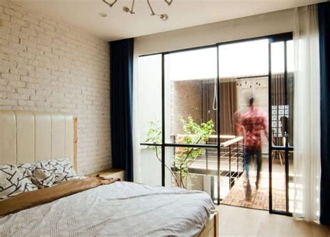 Small Home Maximizes Space And Ventilation Using A Cool Atrium Decoist