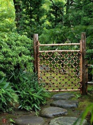 The concept of screening you choose should be based on your purpose of having screening, whether it's for privacy or decoration, it should be part of your consideration. 50 Natural Black Bamboo Fence Ideas for Backyard - kindofdecor.com | Bamboo garden fences ...