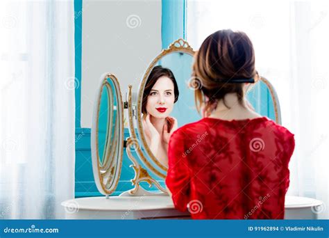 Jeune Femme Regardant Le Miroir Photo Stock Image Du Photo Prosp Rit