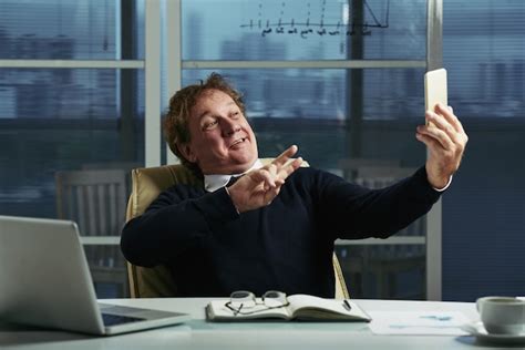 homme d âge moyen prenant des selfies à son bureau photo gratuite