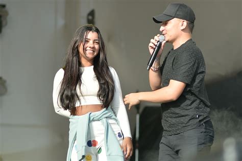 João Gomes surge aos beijos com a namorada no palco de show