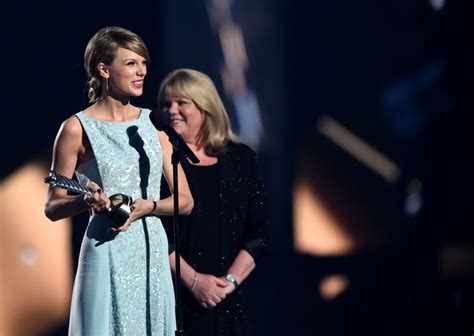 Taylor Swift Credits Mom With Helping Her Stand Up To Apple Daily Dish
