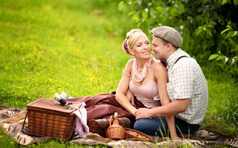 Love Pictures Beautiful Couple Together Picnic In Nature Wallpaper Hd