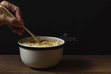 Apr 17, 2017 · grabbing too many noodles all at once makes it nearly impossible to wrap them all neatly. A Hand Using Chopsticks To Eat Instant Noodles Stock Photo - Image of food, lunch: 115369618