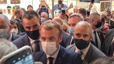 شاهد الرئيس الفرنسي إيمانويل ماكرون يتعرض للرشق بالبيض