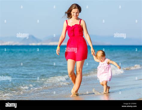 Mère et fille sur la plage Photo Stock Alamy