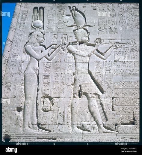 Cleopatra Vii Avec Son Fils Caesarion Relief De Pierre Au Temple De Hathor Dendera En Égypte
