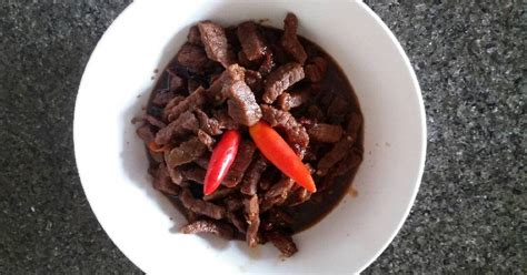 Masak menggunakan api kecil hingga daging empuk dan bumbu meresap. Resep Daging sapi masak kecap (beef with soysauce) oleh Arnis Silvia - Cookpad