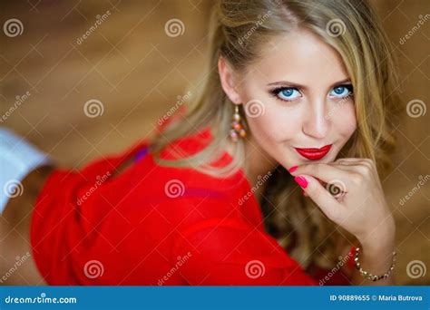 bardzo piękna seksowna blondynki dziewczyna z niebieskimi oczami w czerwonej bluzce obraz stock