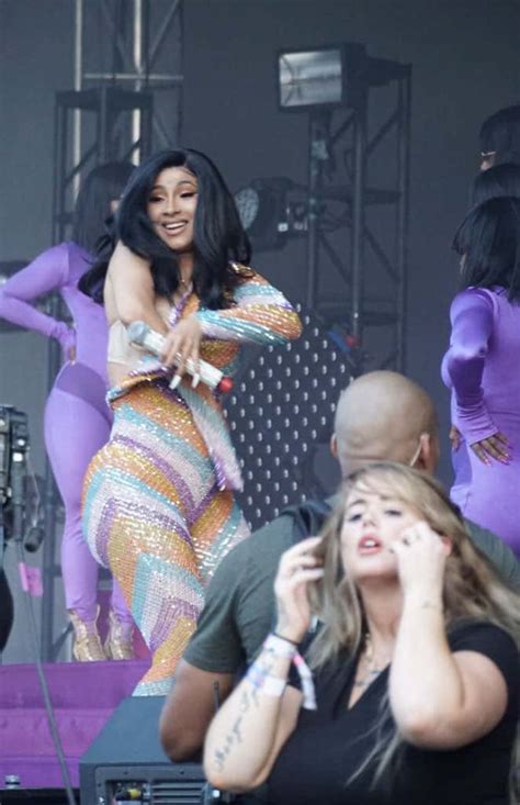 cardi b suffers major wardrobe malfunction on stage returns in a bathrobe to complete her set