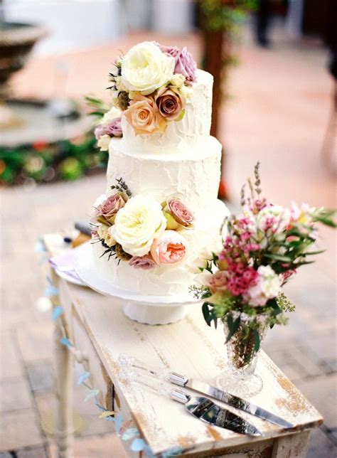 The cascade of white roses and calla lilies brighten up this black and white wedding cake to keep it from becoming too moody or dark. Buttercream wedding cake ideas | Wedding cake decoration ...