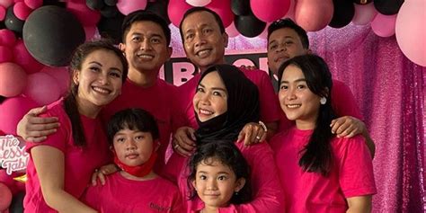Liburan Akhir Tahun Bareng Keluarga Ayu Ting Ting Ajak Adit Jayusman
