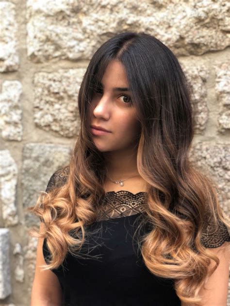 Tendenze colore capelli 2020 👩🏻 il twilighting sui capelli scuri per arricchire la chioma di sfumature naturali. Schiariture naturali tra i capelli con il Degradé ...