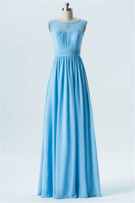 Robe de soirée longue fluide de forme légèrement évasée, haut en tulle et dentelle, décolleté v en transparence, dentelle incrustée de strass verts, dos plein en dentelle, jupe fluide en mousseline, couleur vert émeraude. Robe de soirée bleu longue dos échancré en V - JMRouge.fr