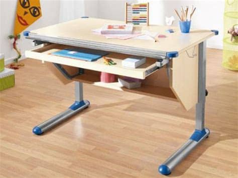 Kabel und mehrfachsteckdosen sind verdeckt, aber immer griffbereit. Kinderschreibtisch - Babymöbel - einebinsenweisheit