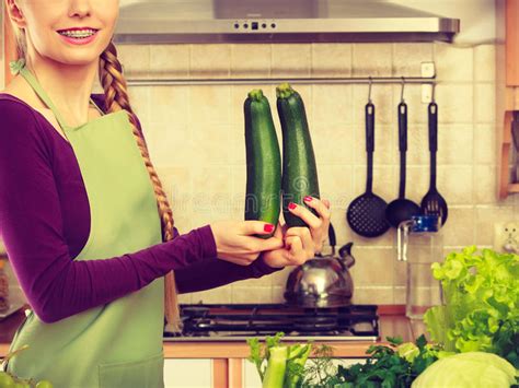 Ama De Casa De La Mujer En Cocina Con Las Verduras Verdes Foto De